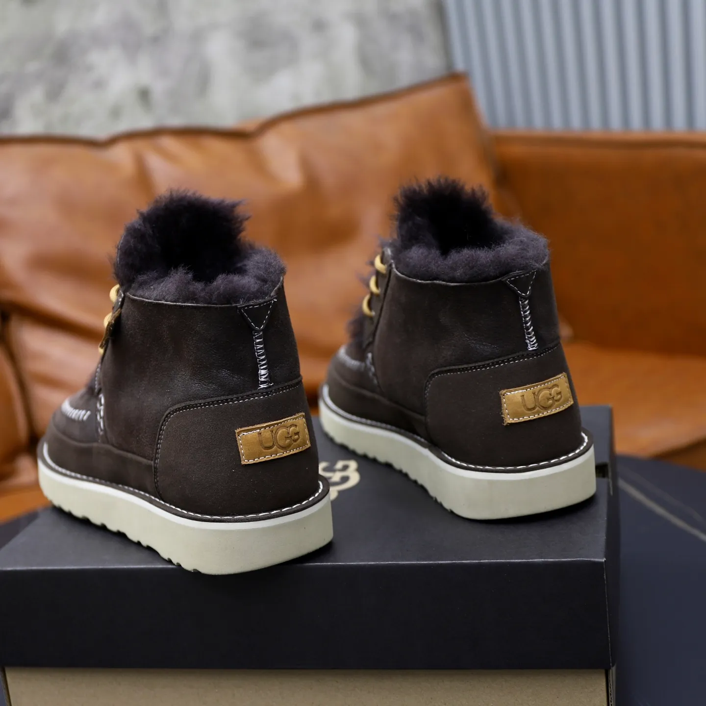 Ex-factory price: 620💰Thick wool imported from Australia Brand: UGG genuine purchase (fur integrated) Size: 39-44 (45 customized) Grade: Official website 1:1 Material: First layer of genuine leather waterproof and antifreeze upper Real wool lining Original non-slip and wear-resistant outsole Style category: Men's casual shoes Trendy style Comfortable on the feet Color: Official website color synchronization